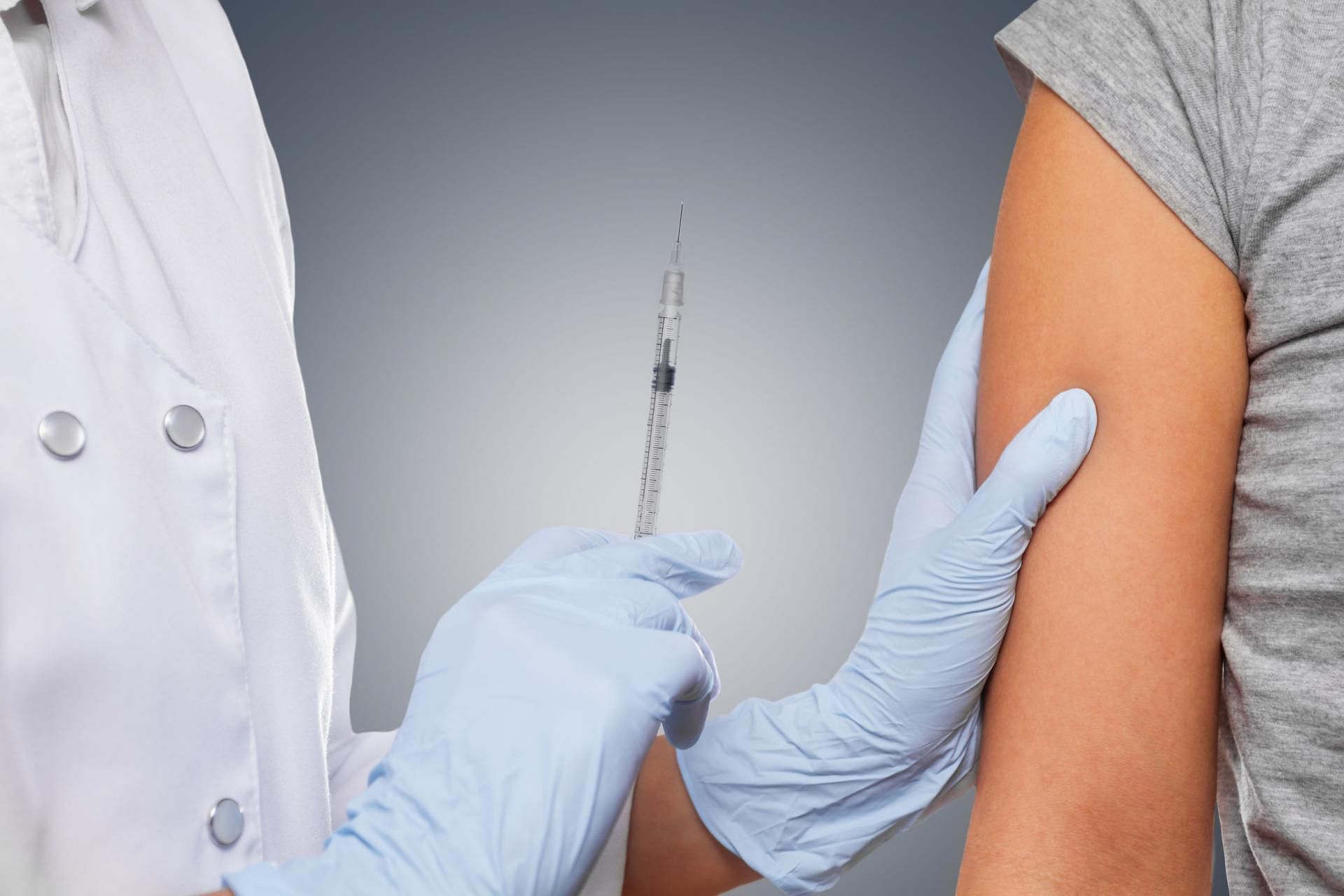 Защита за всю жизнь: необходимость прививок для взрослых